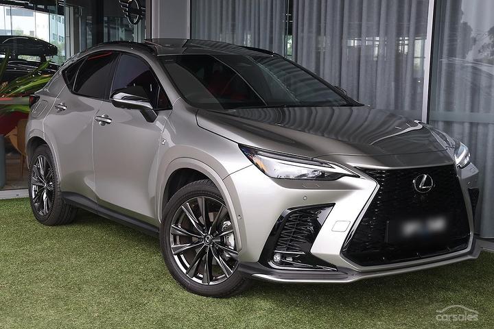 نسخة تجريبية من سيارة لكزس NX طراز 2022